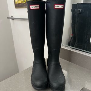 Black adjustable-back Hunter rain boots